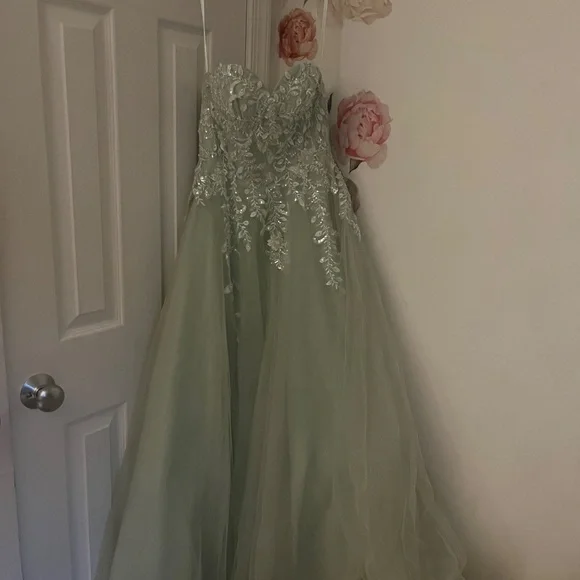 Green prom dress! - Picture 3 of 5